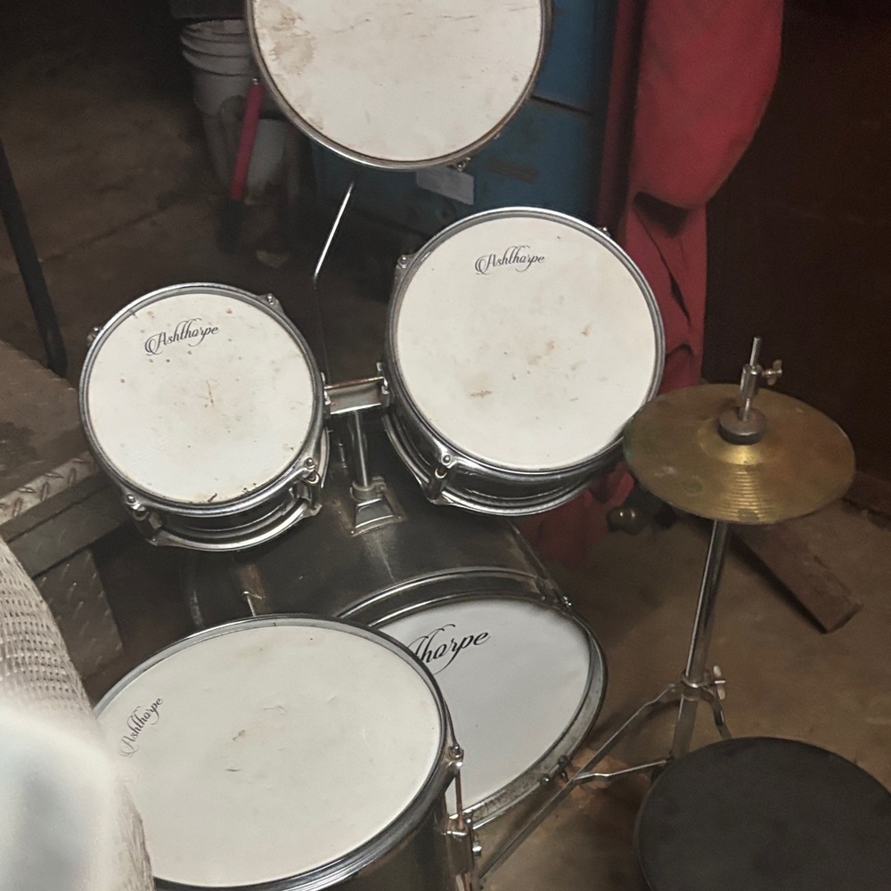 Ashthorpe Drum Set with Cymbals